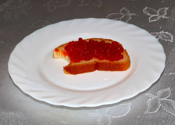 Sándwich Encantador Con Caviar Rojo Pedazo Pan Blanco — Foto de Stock