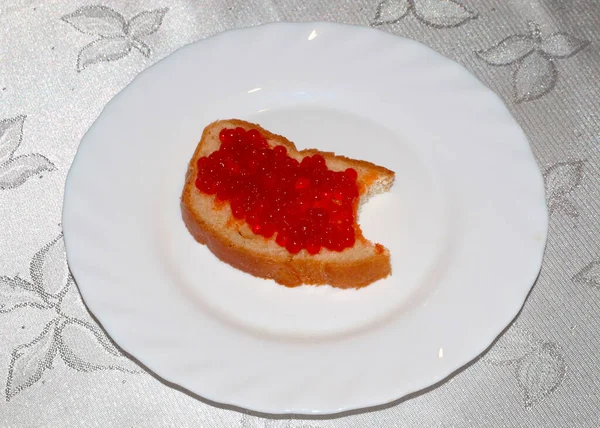 Sándwich Encantador Con Caviar Rojo Pedazo Pan Blanco — Foto de Stock
