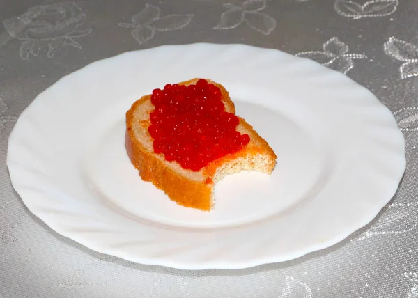 Ein Schönes Sandwich Mit Rotem Kaviar Auf Einem Stück Weißbrot — Stockfoto