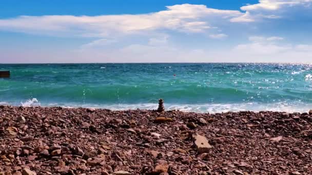Güzel Çakıl Taşlı Plaj Deniz Dalgaları Dinlenmek Için Bir Yer — Stok video