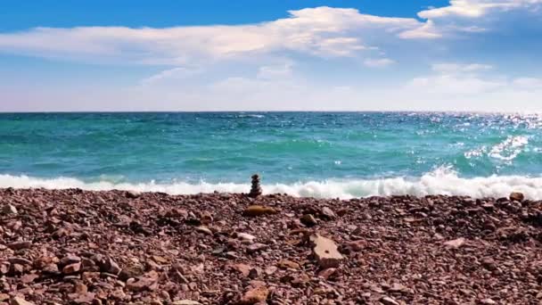 Schöner Kieselstrand Und Meereswellen Als Ort Zum Entspannen — Stockvideo