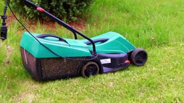 Çimleri biçerken elektrikli bahçe çim biçme makinesi hareketi