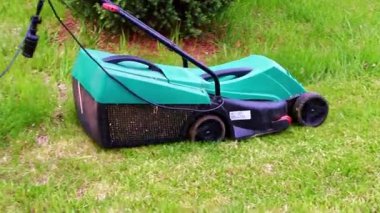 Çimleri biçerken elektrikli bahçe çim biçme makinesi hareketi