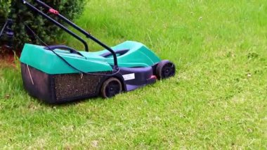 Çimleri biçerken elektrikli bahçe çim biçme makinesi hareketi