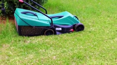 Çimleri biçerken elektrikli bahçe çim biçme makinesi hareketi