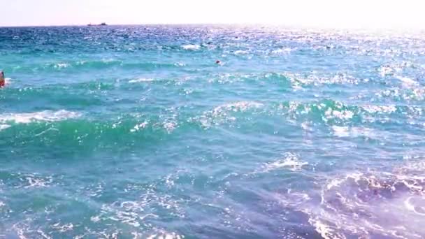 Superficie Iluminada Del Mar Como Gran Lugar Para Relajarse — Vídeos de Stock