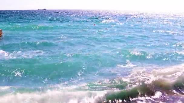 Jasno Oświetlona Powierzchnia Morza Jako Doskonałe Miejsce Relaks — Wideo stockowe