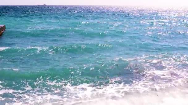 Superficie Iluminada Del Mar Como Gran Lugar Para Relajarse — Vídeos de Stock