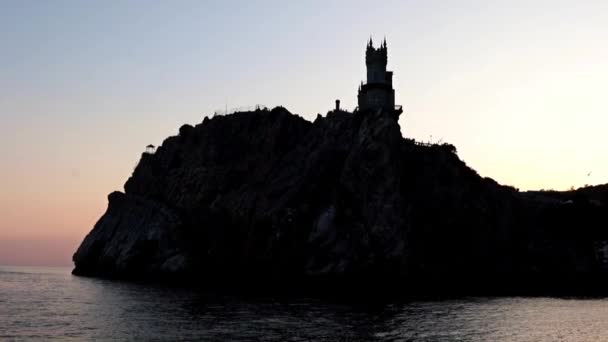 ヨーロッパで最も小さい城の海面からの眺めは巣を飲み込む — ストック動画