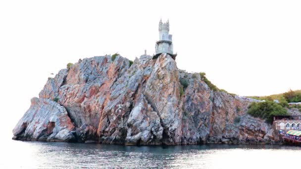 ヨーロッパで最も小さい城の海面からの眺めは巣を飲み込む — ストック動画