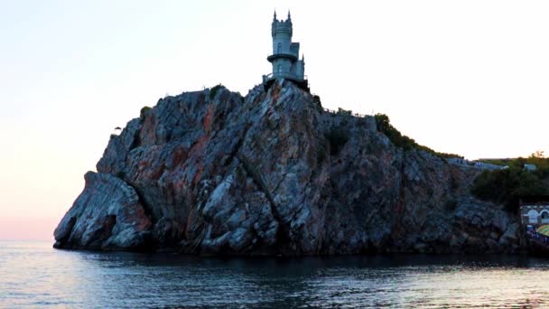 从欧洲最小城堡的海面上俯瞰燕窝 — 图库视频影像