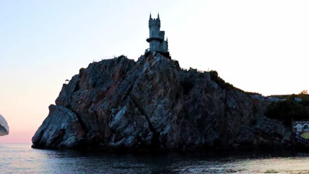 从欧洲最小城堡的海面上俯瞰燕窝 — 图库视频影像
