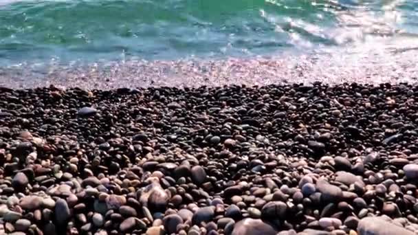 Sand Und Kiesstrand Und Meereswellen Der Küste — Stockvideo