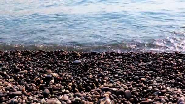 海滩上的沙子和卵石以及海岸上的海浪 — 图库视频影像