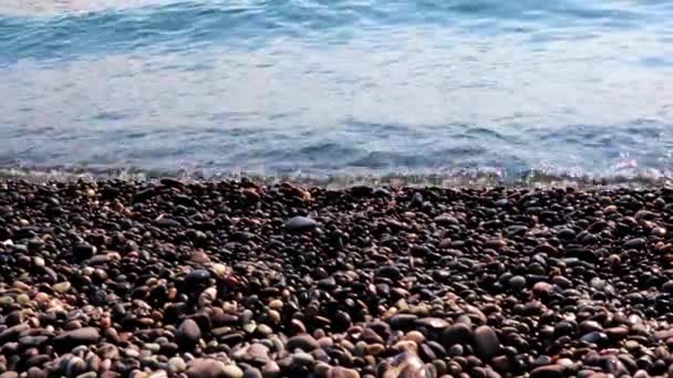 Spiaggia Sabbia Ghiaia Onde Marine Sulla Costa — Video Stock