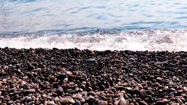 Άμμος Και Βότσαλο Παραλία Και Κύματα Στη Θάλασσα Στην Ακτή — Αρχείο Βίντεο