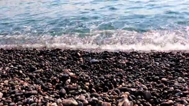 Άμμος Και Βότσαλο Παραλία Και Κύματα Στη Θάλασσα Στην Ακτή — Αρχείο Βίντεο