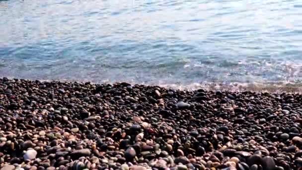 Zand Kiezelstrand Zee Golven Aan Kust — Stockvideo