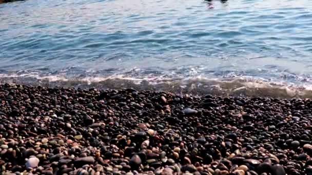 Zand Kiezelstrand Zee Golven Aan Kust — Stockvideo