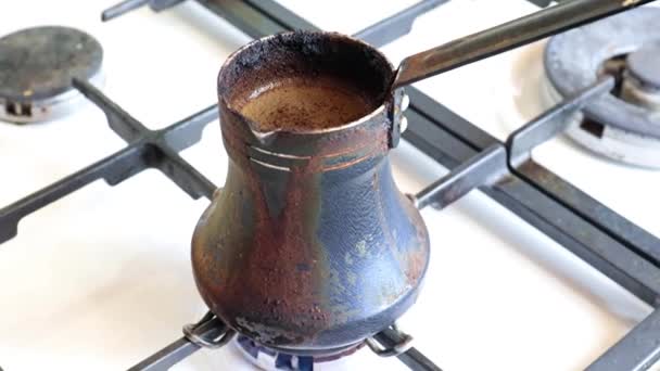 Sterke Zwarte Koffie Zetten Een Oud Metalen Koffiezetapparaat Het Gasfornuis — Stockvideo