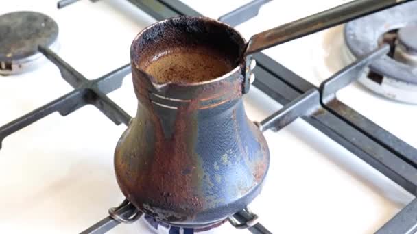 Faire Café Noir Fort Dans Une Vieille Cafetière Métal Sur — Video