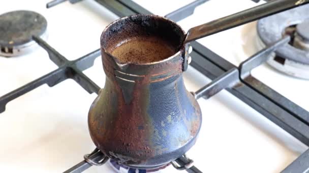 Sterke Zwarte Koffie Zetten Een Oud Metalen Koffiezetapparaat Het Gasfornuis — Stockvideo
