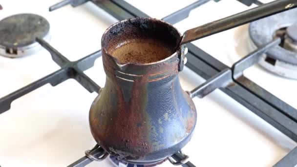 Faire Café Noir Fort Dans Une Vieille Cafetière Métal Sur — Video