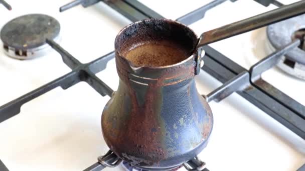 Faire Café Noir Fort Dans Une Vieille Cafetière Métal Sur — Video