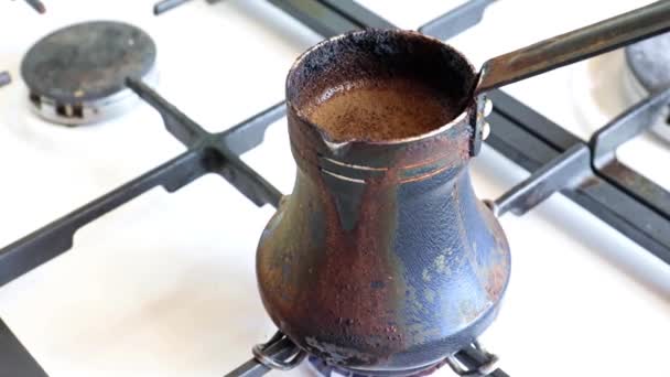 Fazendo Café Preto Forte Uma Antiga Cafeteira Metal Fogão Gás — Vídeo de Stock