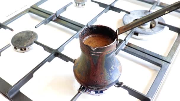 在厨房的煤气炉上的一个旧金属咖啡壶里煮着浓咖啡 — 图库视频影像