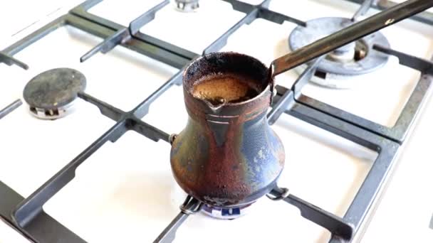 Fazendo Café Preto Forte Uma Antiga Cafeteira Metal Fogão Gás — Vídeo de Stock