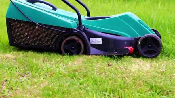 잔디를 잔디깎는 기계의 움직임 — 비디오