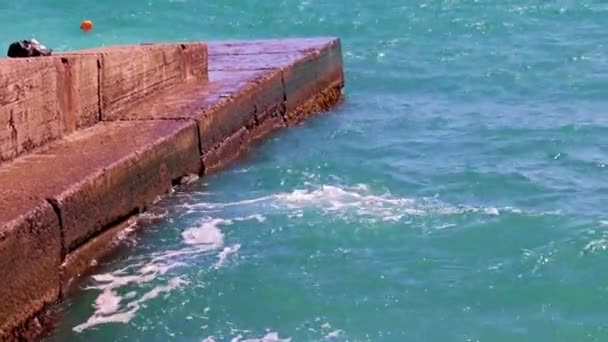 Vervallen Betonnen Golfbreker Zeegolven Aan Kust — Stockvideo