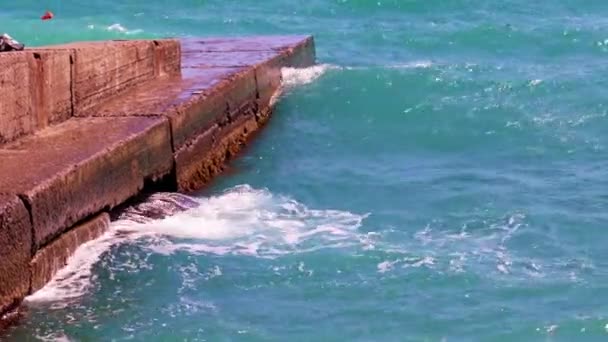 Fallfärdig Betong Vågbrytare Och Havsvågor Kusten — Stockvideo