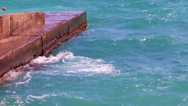 沿海破烂不堪的混凝土防波堤和海浪 — 图库视频影像