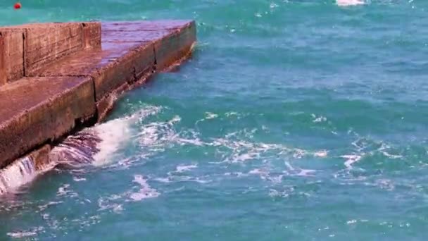 Vervallen Betonnen Golfbreker Zeegolven Aan Kust — Stockvideo