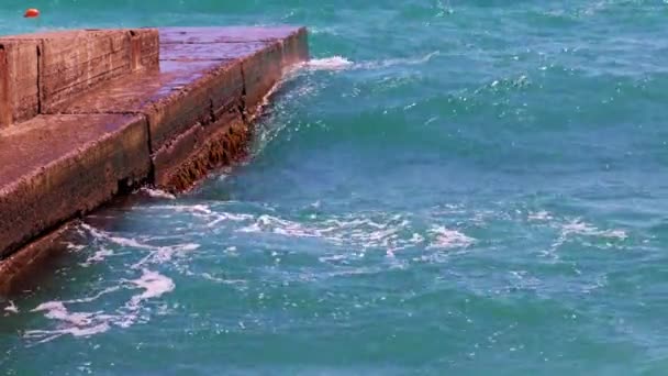 Zniszczony Betonowy Falochron Fale Morskie Wybrzeżu — Wideo stockowe