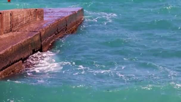 沿海破烂不堪的混凝土防波堤和海浪 — 图库视频影像