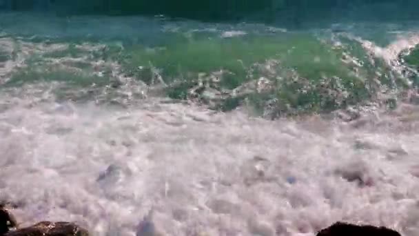 活動的なレクリエーションの場として海沿岸の波が — ストック動画