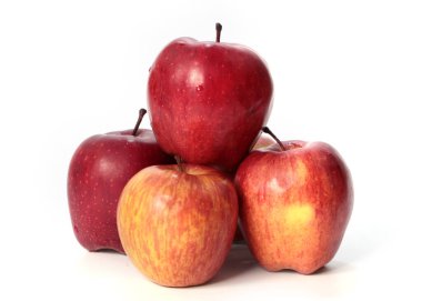 Sonbahar hasadının bir parçası olarak olgun taze elmalar.