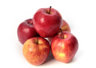 Sonbahar hasadının bir parçası olarak olgun taze elmalar.