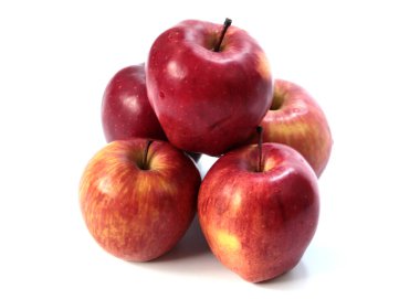 Sonbahar hasadının bir parçası olarak olgun taze elmalar.