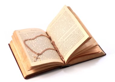 Dini inancın sembolü olarak zincirli eski bir kitap ve altın bir haç.