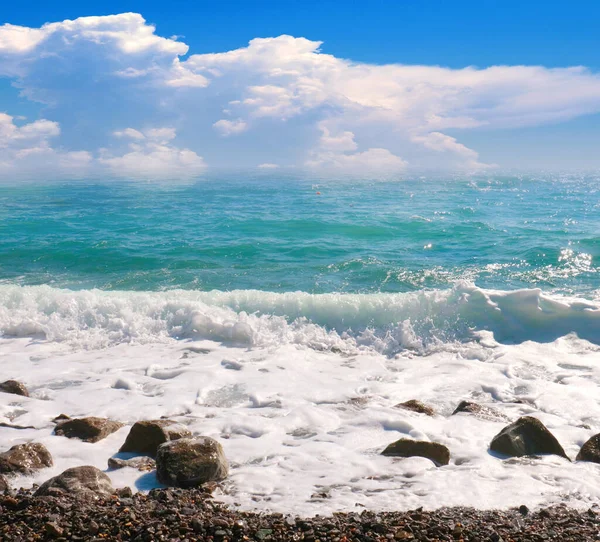 空の風景と海の美しい小石のビーチ — ストック写真