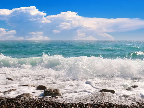 Ουρανό Τοπίο Και Όμορφη Παραλία Βότσαλο Της Θάλασσας — Φωτογραφία Αρχείου