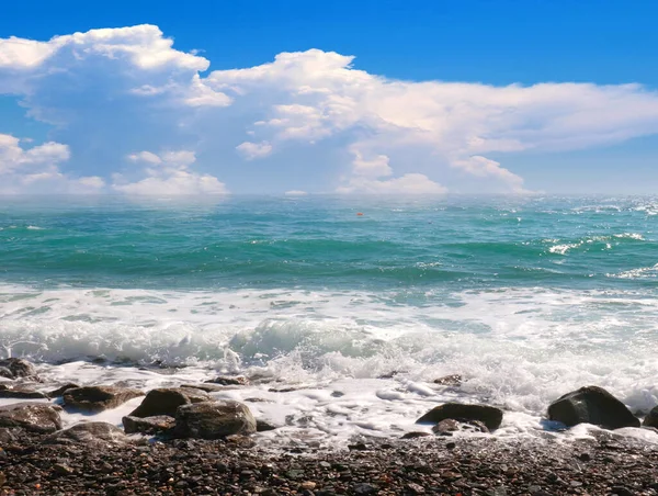 Ουρανό Τοπίο Και Όμορφη Παραλία Βότσαλο Της Θάλασσας — Φωτογραφία Αρχείου