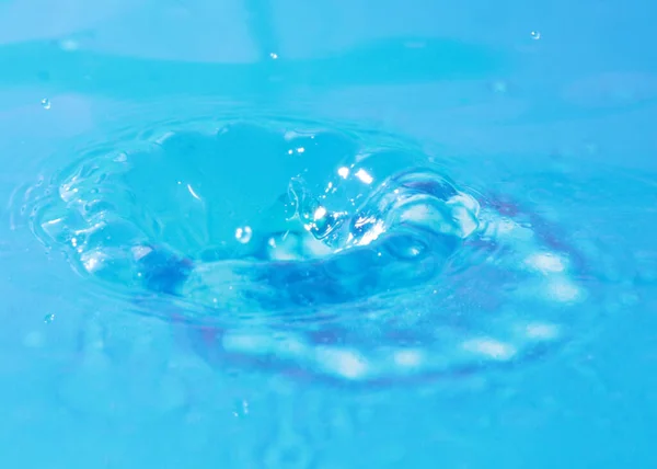 Крапля Води Падає Чисту Рідину Створює Красиві Візерунки — стокове фото