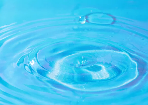 Una Gota Agua Que Cae Sobre Líquido Transparente Crea Hermosos — Foto de Stock