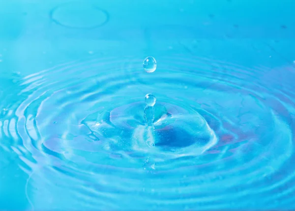 Uma Gota Água Caindo Líquido Claro Cria Belos Padrões — Fotografia de Stock