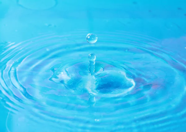 Egy Csepp Víz Esik Egy Tiszta Folyadék Teremt Gyönyörű Mintákat — Stock Fotó